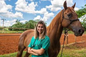 femme vétérinaire et cheval photo