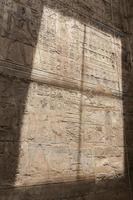 Hiéroglyphes égyptiens dans le temple de Louxor, Louxor, Egypte photo