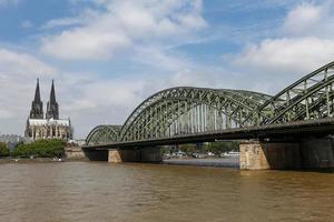 pont hohenzollern et cathédrale de cologne à cologne, allemagne photo