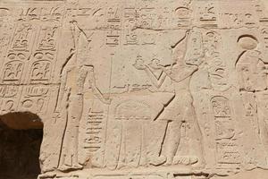 Hiéroglyphes égyptiens dans le temple funéraire de Seti i, Louxor, Egypte photo