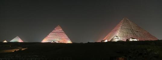 complexe pyramidal de gizeh au caire, egypte photo