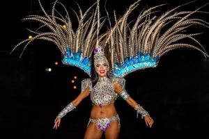 brésilien en costume de samba. belle femme brésilienne portant un costume coloré et souriant pendant le défilé de rue du carnaval au brésil. photo