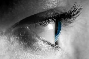 gros plan des yeux bleus féminins photo