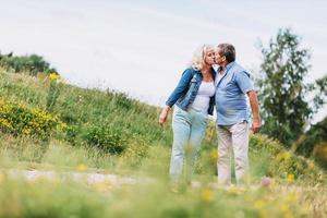 vieux couple s'embrassant lors d'une promenade. photo