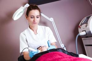 soins de beauté dans un salon de beauté moderne. esthéticien photo