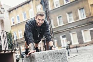 homme souriant faisant de l'exercice à l'extérieur. photo