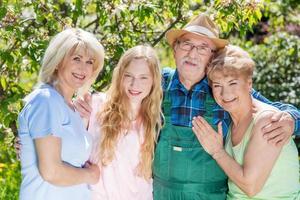 famille passant du temps ensemble dans un jardin d'été. générations photo