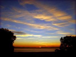 ligne de ciel coloré avec des nuages rêverie trippante haute fois paysages naturels photo