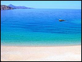 superbes plages bleues en grèce belle saison de vacances d'été photo