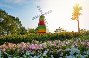 paysage coloré jardin de fleurs et moulin à vent sur la colline nature dans le parc du jardin photo