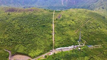 belle vue aérienne du pic du mont galunggung, à ciamis, ouest de java - indonésie. photo