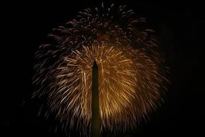 des feux d'artifice illuminent le ciel derrière le monument de washington le 4 juillet 2022. photo