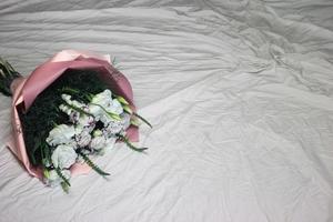 bouquet blanc festif de fleurs sur fond blanc, sur fond de lin pastel, bouquet de couleur rose, arrière-plan, belles fleurs blanches photo