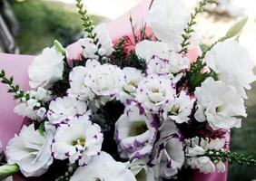 bouquet de fleurs blanc festif sur fond vert, un bouquet de couleur rose, fond, les fleurs sont belles blanches photo