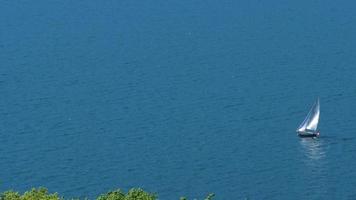 une photo d'arrière-plan avec un voilier sur un lac
