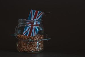 grain de blé dans un bocal autour de barbelés, le concept de sanctions et la crise au royaume-uni, les problèmes avec le grain du royaume-uni, le blocus du grain du royaume-uni. photo