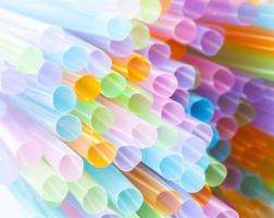 pailles en plastique colorées photo
