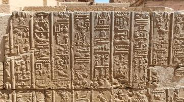 hiéroglyphes dans le temple de kom ombo, assouan, egypte photo