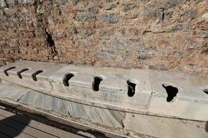 Toilettes publiques de la ville antique d'Éphèse, Izmir, Turquie photo