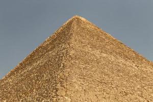 grande pyramide de gizeh dans le complexe pyramidal de gizeh, le caire, egypte photo