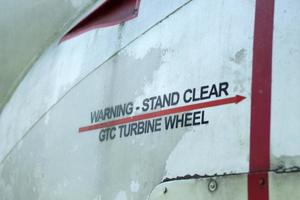 support d'avertissement autocollant de roue de turbine clair sur un vieil avion.
