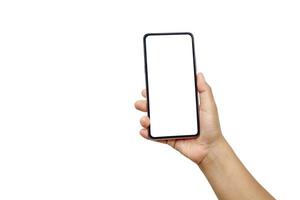 la main tient l'écran blanc, le téléphone mobile est isolé sur un fond blanc avec le chemin de détourage.