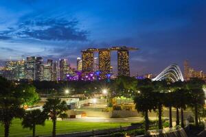 paysage urbain de l'horizon de singapour au crépuscule. marina bay est une baie située dans la zone centrale de singapour photo