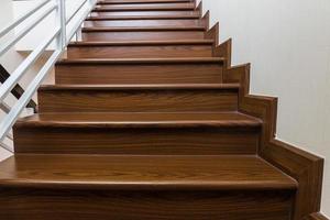 escalier intérieur de maison construit sur mesure avec escalier en bois et murs blancs. photo