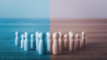 de nombreuses poupées en bois sont placées sur le bureau. photo