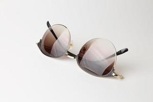 lunettes de soleil isolés sur blanc photo