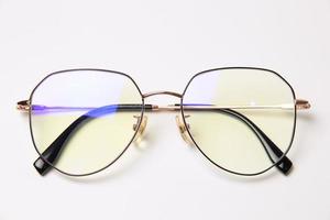 lunettes isolé sur blanc photo