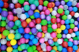 beaucoup de boules en plastique colorées sur l'aire de jeux pour enfants photo