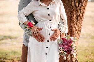 couple d'amoureux tenant un bouquet de fleurs photo