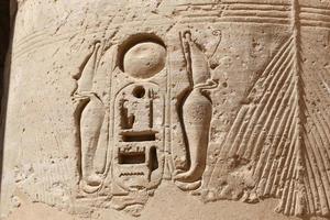 Hiéroglyphes égyptiens dans le temple de Médinet Habou, Louxor, Egypte photo