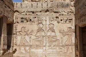 Hiéroglyphes égyptiens dans le temple de Médinet Habou, Louxor, Egypte photo