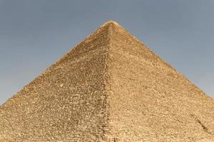 grande pyramide de gizeh dans le complexe pyramidal de gizeh, le caire, egypte photo