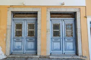 portes d'une maison sur l'île de symi, grèce photo