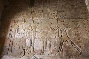 Hiéroglyphes égyptiens dans le temple funéraire de Seti i, Louxor, Egypte photo