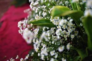 bandung, ouest de java, indonésie, 2021- bouquet de fleurs dans un mariage traditionnel indonésien photo