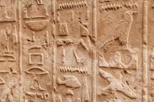 Hiéroglyphes dans le temple de Karnak, Louxor, Egypte photo