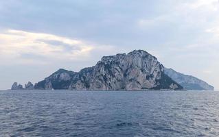 falaise de l'île de capri à naples, italie photo