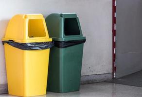 nouveau bac en plastique dans le parc alimentaire urbain. photo