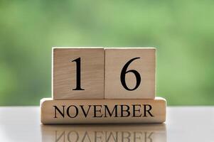 16 novembre texte de la date du calendrier sur des blocs de bois avec espace de copie pour les idées ou le texte. photo