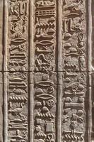 hiéroglyphes dans le temple de kom ombo, assouan, egypte photo