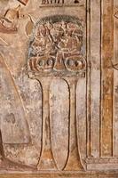 Hiéroglyphes égyptiens dans le temple de Médinet Habou, Louxor, Egypte photo