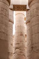 Colonnes dans la salle hypostyle du temple de Karnak, Louxor, Egypte photo