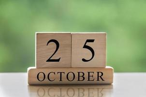 25 octobre texte de la date du calendrier sur des blocs de bois avec espace de copie pour les idées ou le texte. espace de copie et concept de calendrier photo
