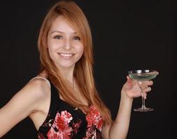 fille tenant un cocktail