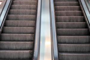 gros plan des marches vides d'un escalator dans une vue en perspective. photo