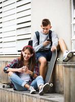 adolescent et sa petite amie avec les smartphones